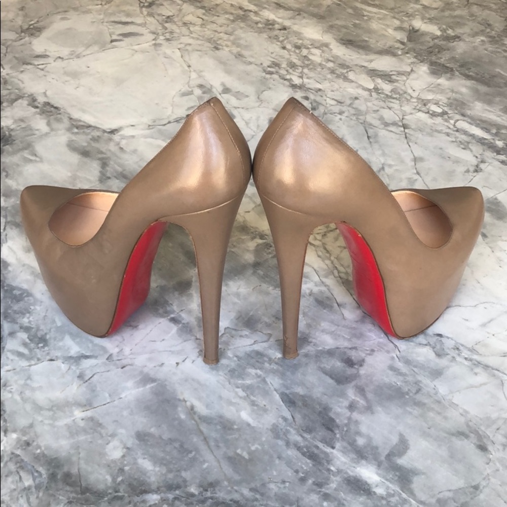 Christian Louboutin Mocha Leather Daffodile pumps! - Picture 8 of 8